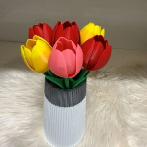 3D‑tiskani tulipani v dekorativni vazi